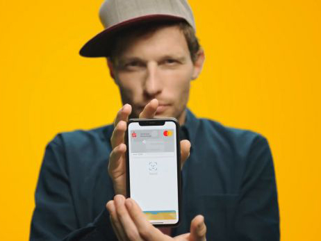 Ein Mann zeigt ein Handy in die Kamera