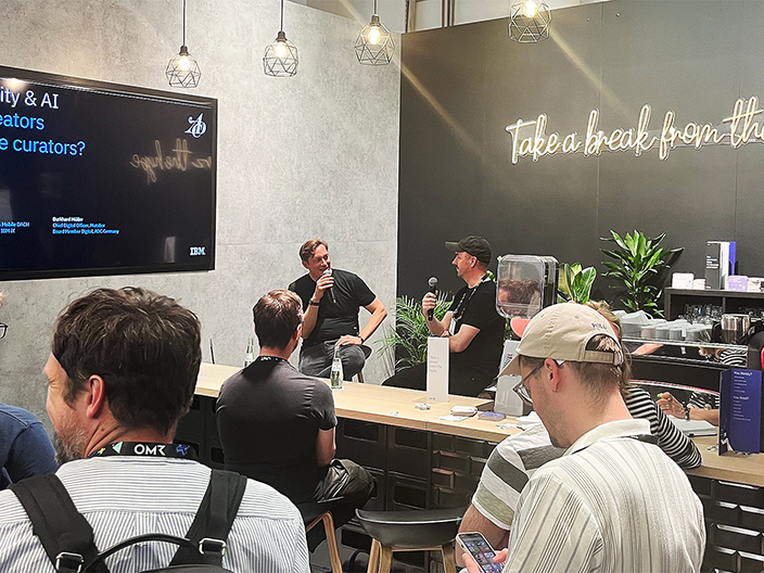 Marko Thorhauer, IBM iX, und Burkhard Müller, Art Directors Club, bei ihrem Talk am IBM iX Stand auf der OMR